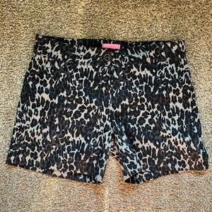NWOT Ladies Isaac Mizrahi black and grey animal print shorts size 6